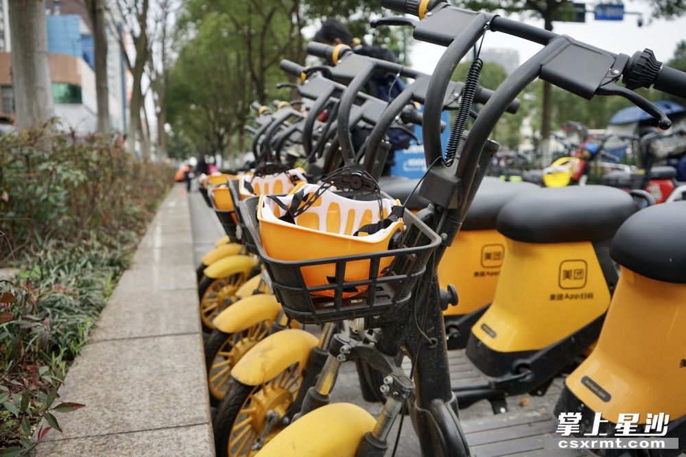 首批已投入10000個長沙縣共享單車開始隨車配備頭盔