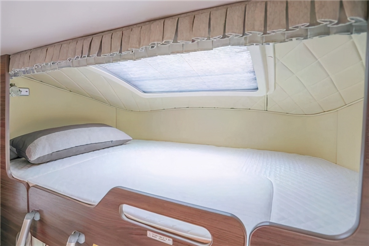 金冠格林卡诺F329D依维柯双拓展房车，多项专利超大床铺