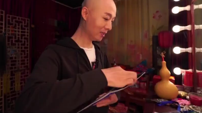 董飞毕业论文都是写的歌舞伎演员可见他很热爱戏剧