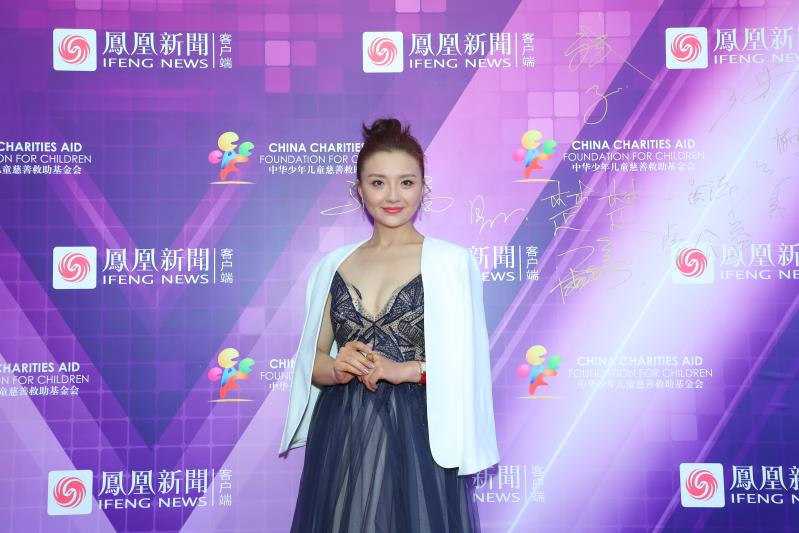 著名演员孙茜亮相2017年凤凰网“美丽童行”慈善晚宴红毯