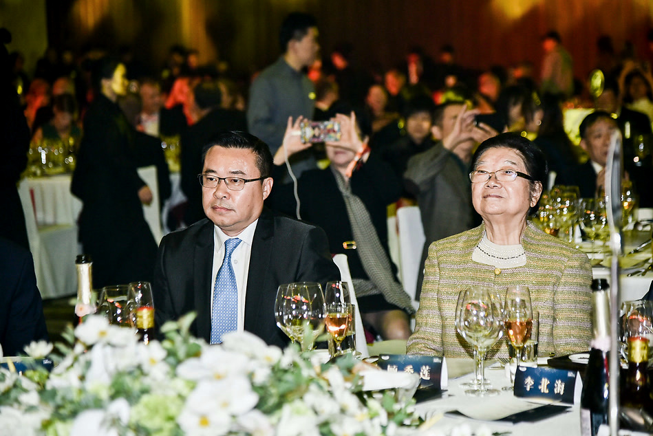 凤凰网总编辑邹明与第十届全国人大常委会副委员长、中国关心下一代工作委员会主任顾秀莲在2018年凤凰网“美丽童行”公益盛典现场