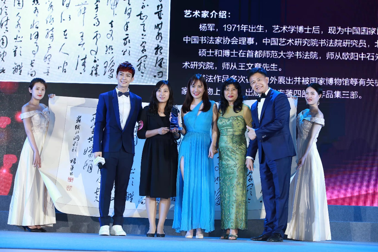 助拍嘉宾炎亚纶和买受人叶璇在2018凤凰网“美丽童行”慈善晚宴厦门站合照