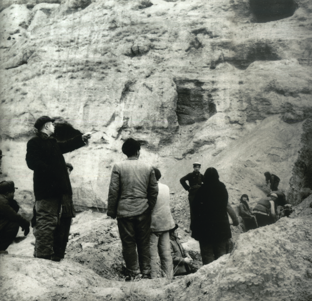 1959年12月，常书鸿（左一站立者）带领工作队拆迁天梯山石窟（常宏　提供）
