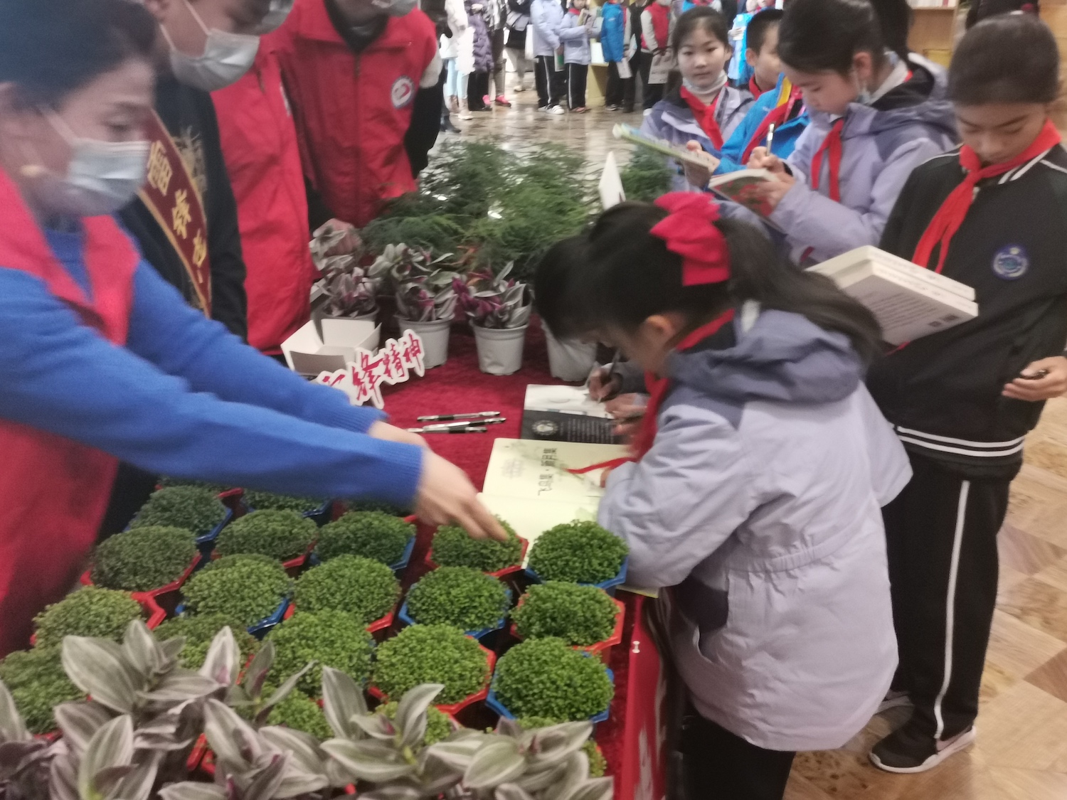 “书香换花香&middot;雷锋日公益行”活动成功在崂山如是书店举办