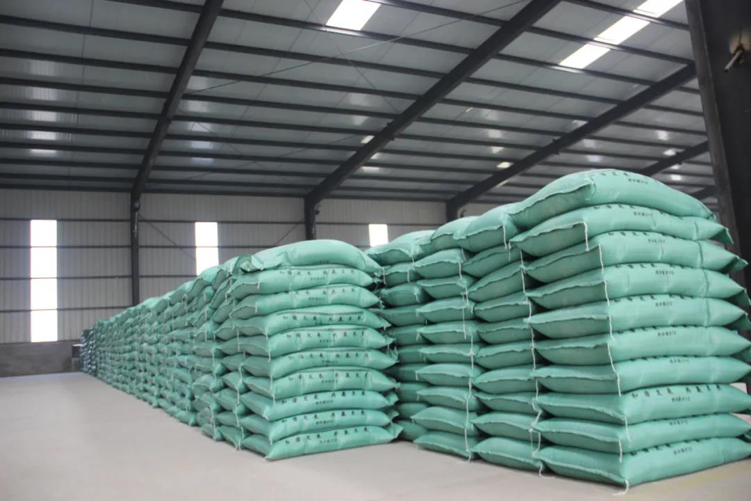 ▲兰宝饲料有限公司:引进国际最先进的牧羊集团MUZL600型设备,年生产饲料20万吨。