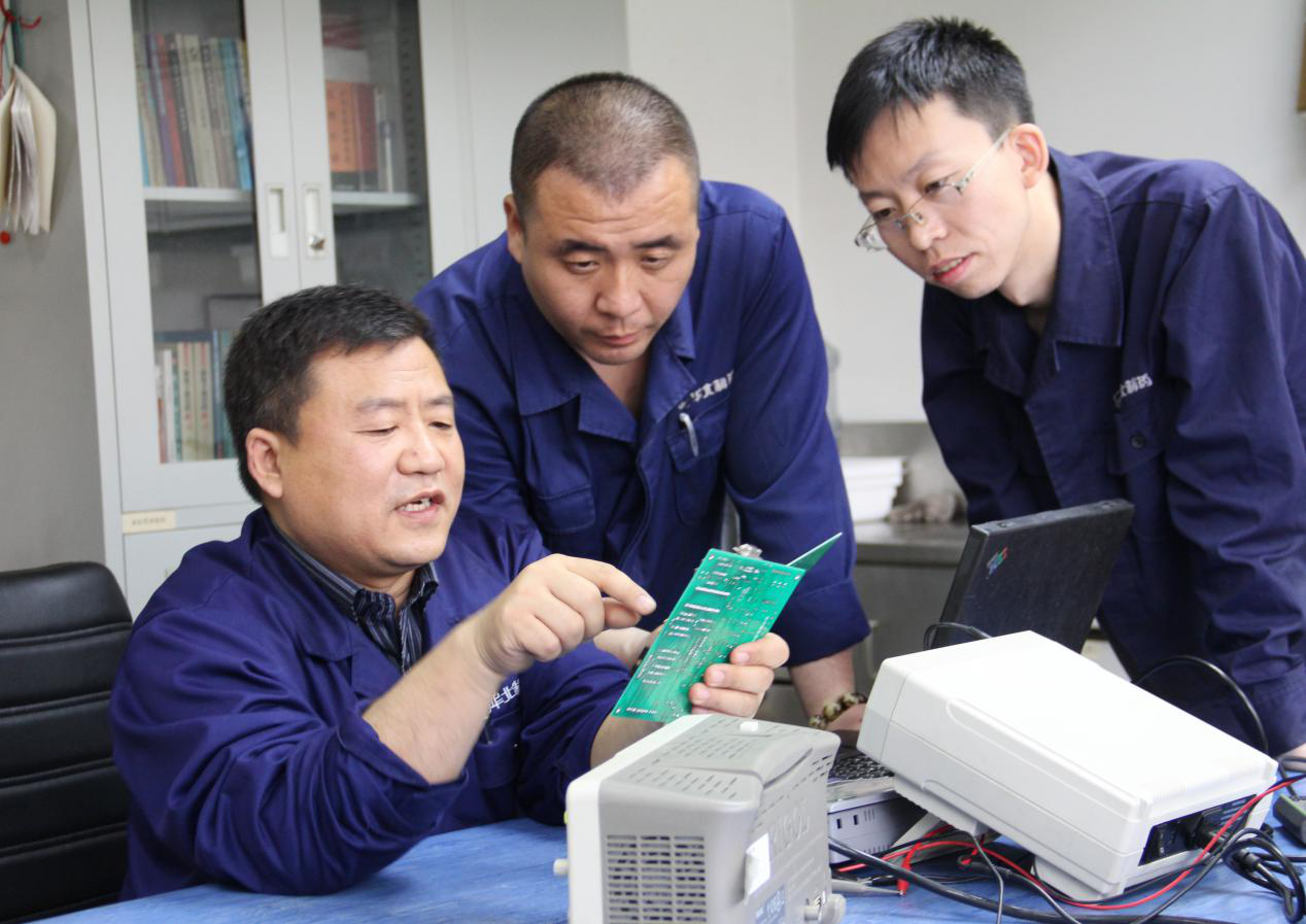 齐名导师带徒，右一为杨殿飞。