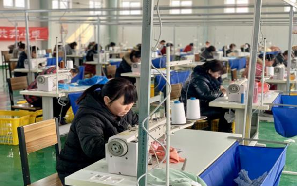 （民生银行创新产业扶贫，帮助河南省滑县引入“卫星工厂”模式，建起多个纺织工厂，让当地群众通过就业实现脱贫。）