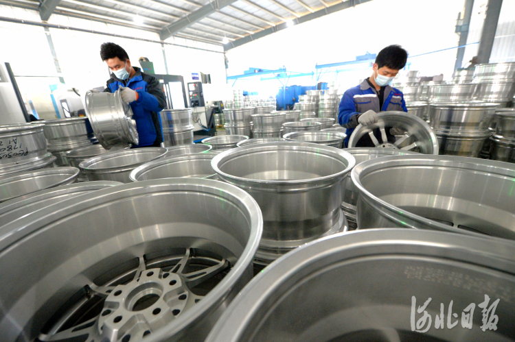 近日，位于威县的河北鸿俊轮毂有限公司的员工在生产线上忙碌。