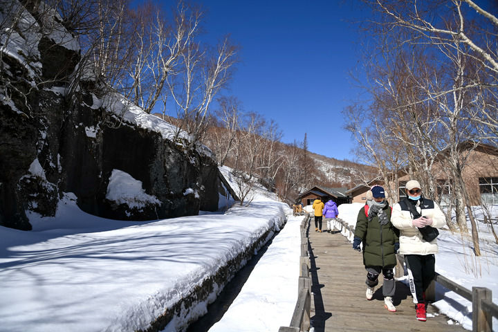 3月7日，游客在长白山景区内游览。