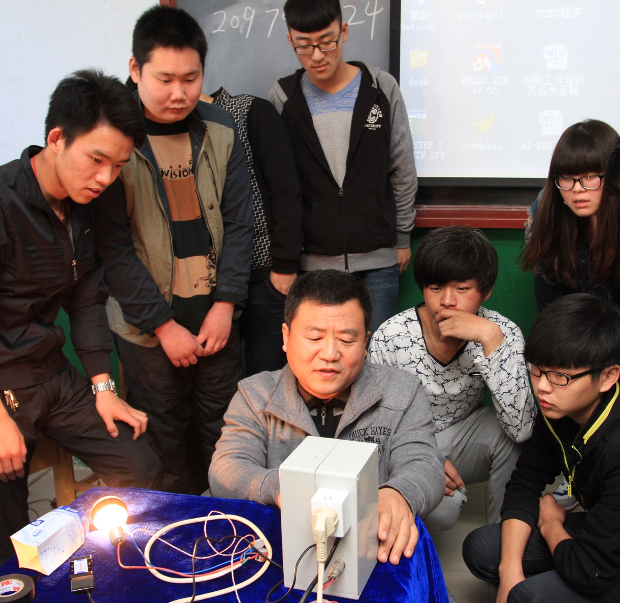 齐名在河北劳动关系职业学院为同学讲解专业知识。