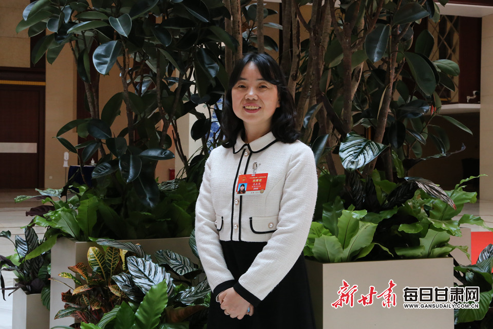 姜成英在参会间隙拍照留念