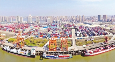 阳逻港一期码头一片繁忙，3艘货轮正停靠在码头上货、卸货，其中往返日本的“华航汉亚2号”轮(左)正在卸货。阳逻港水铁联运让“汉货”通达四海。长江日报记者刘斌 摄