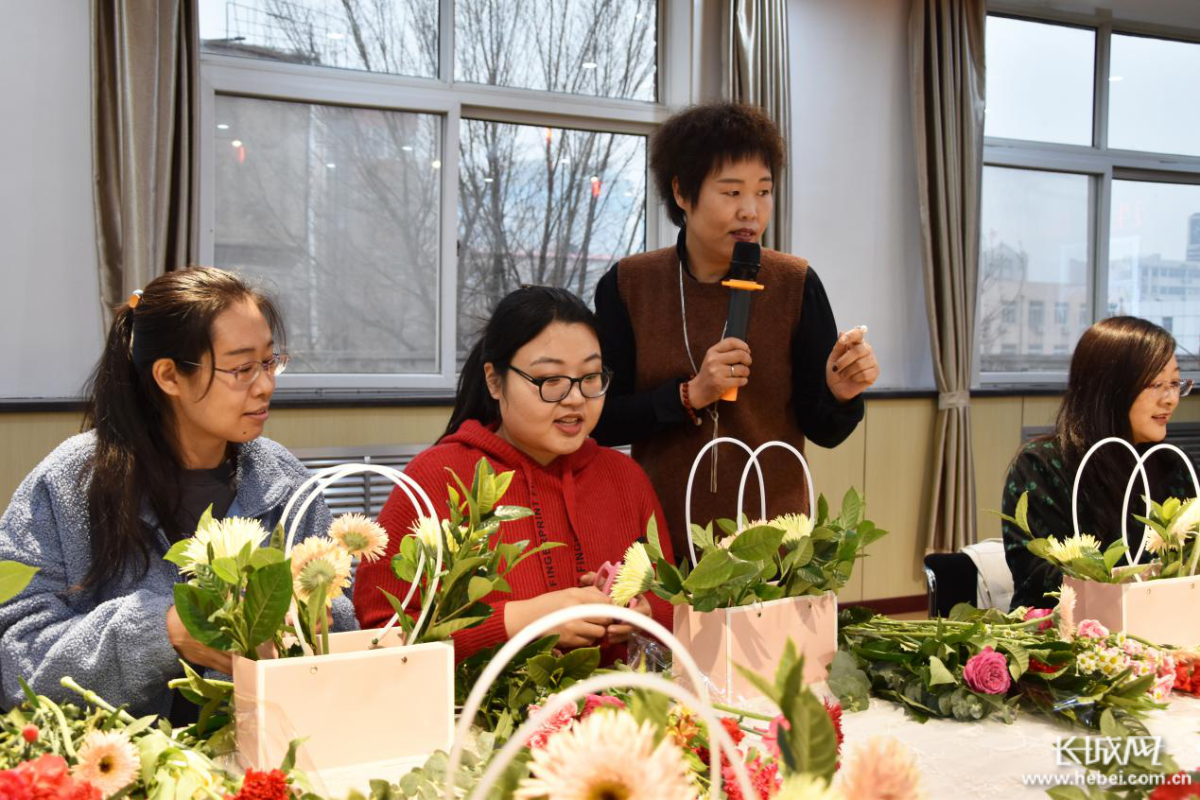 3月5日,花艺师（右二）在讲解鲜花保鲜知识。
