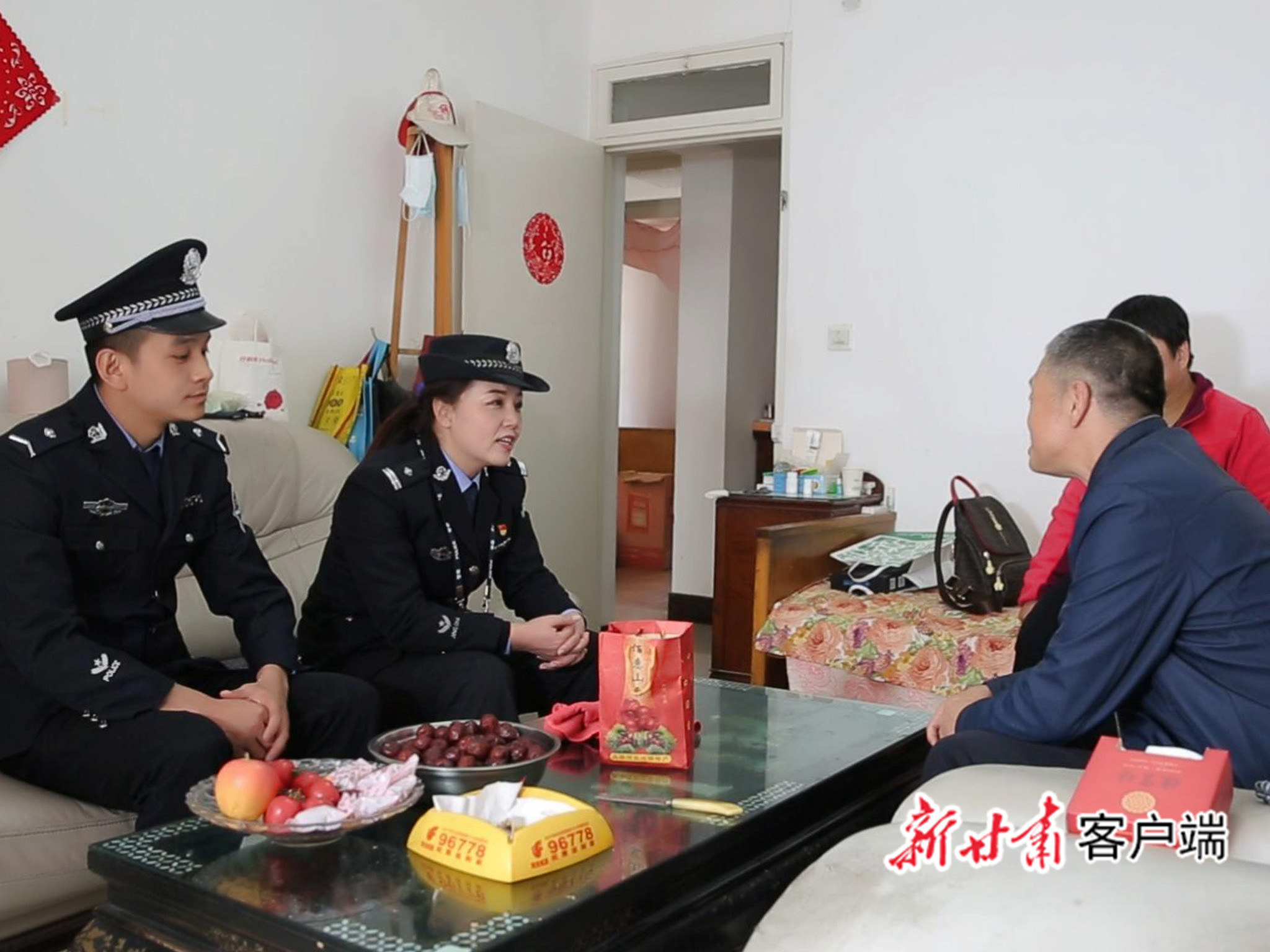 刘兰香在社区了解居民情况(受访者供图)