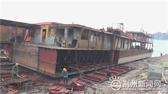 荆州 整治非法采砂7艘采砂工程船正有序拆除中 凤凰网