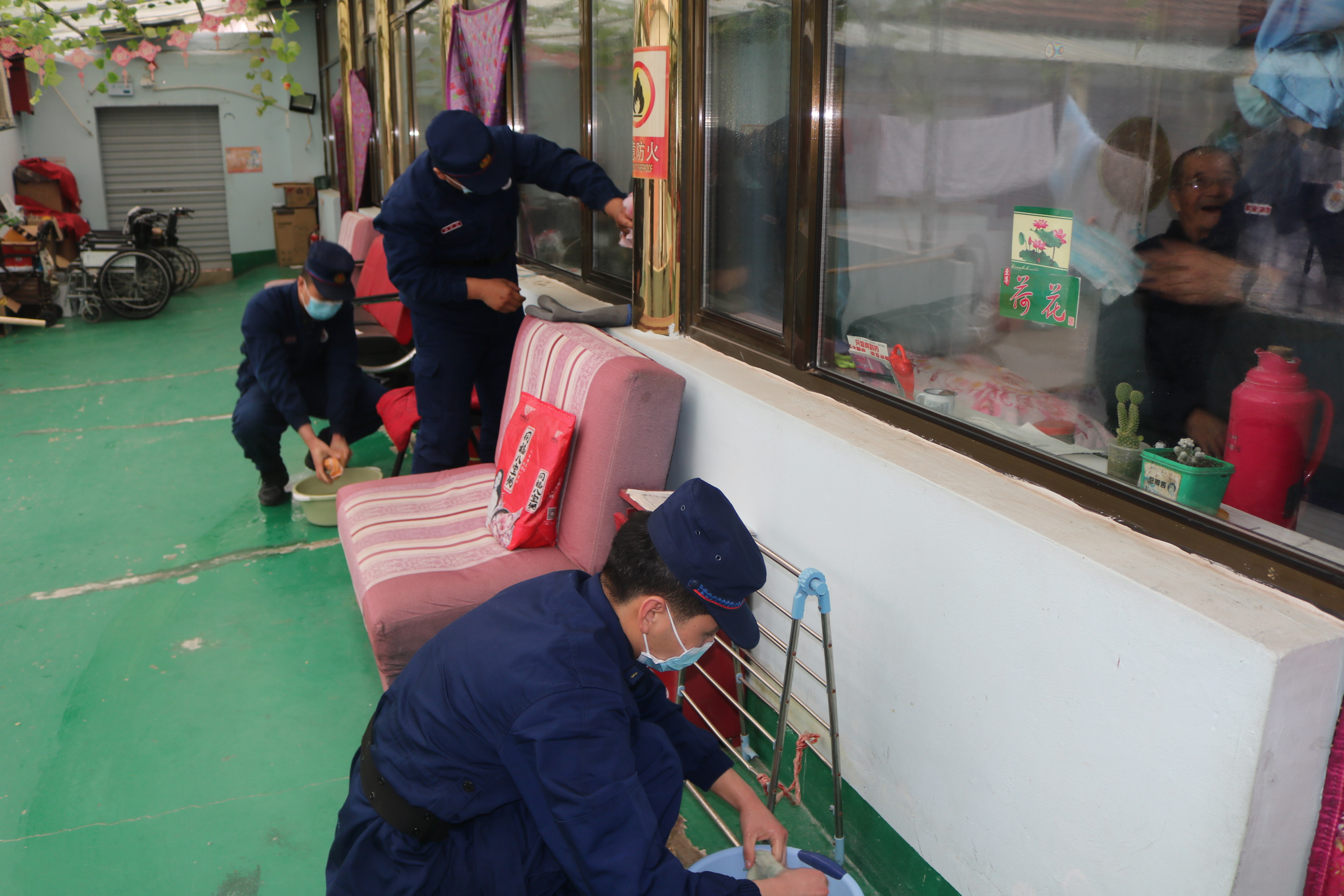 三河市消防员在养老服务中心打扫卫生