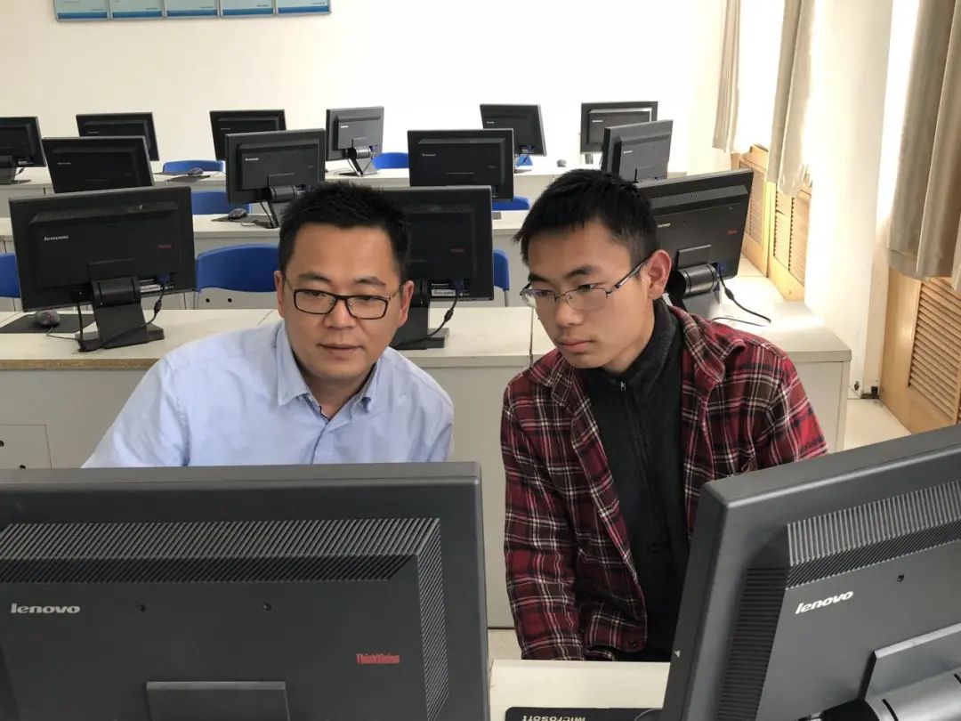 邓磊老师指导学生毕业设计