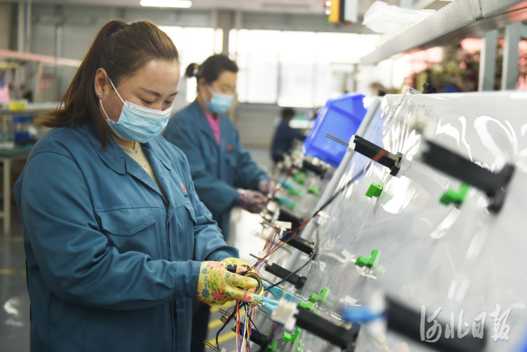 2021年3月10日，河北省邯郸市曲周县得润电子有限公司员工在生产线上作业。河北日报记者史晟全摄影报道
