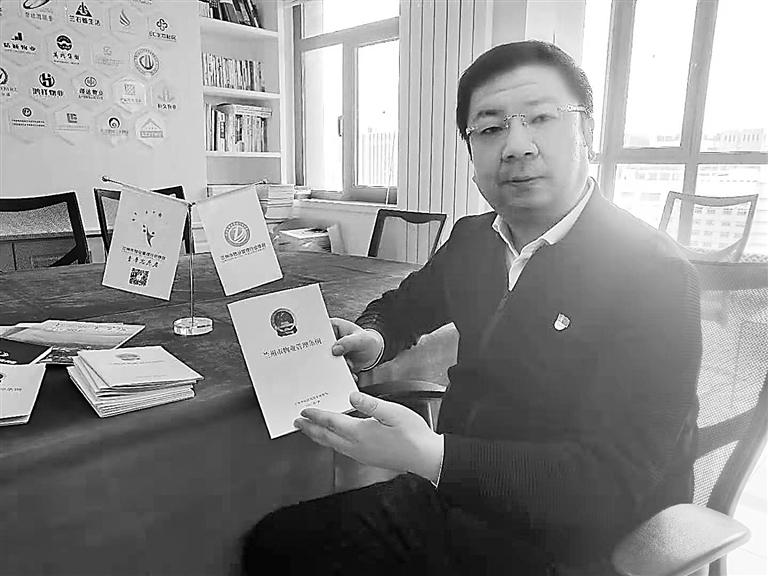 ▶兰州市物业管理行业协会会长张勇接受记者采访