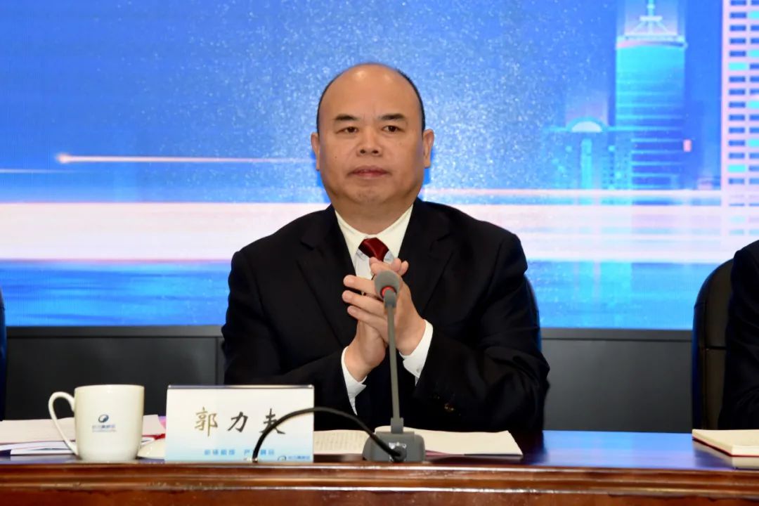 高新区管委会主任郭力夫主持会议.