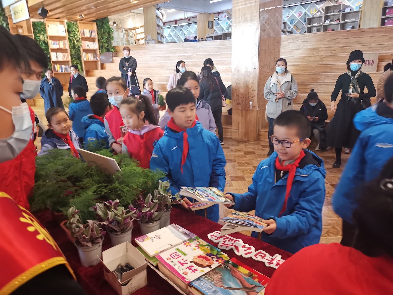 “书香换花香&middot;雷锋日公益行”活动成功在崂山如是书店举办