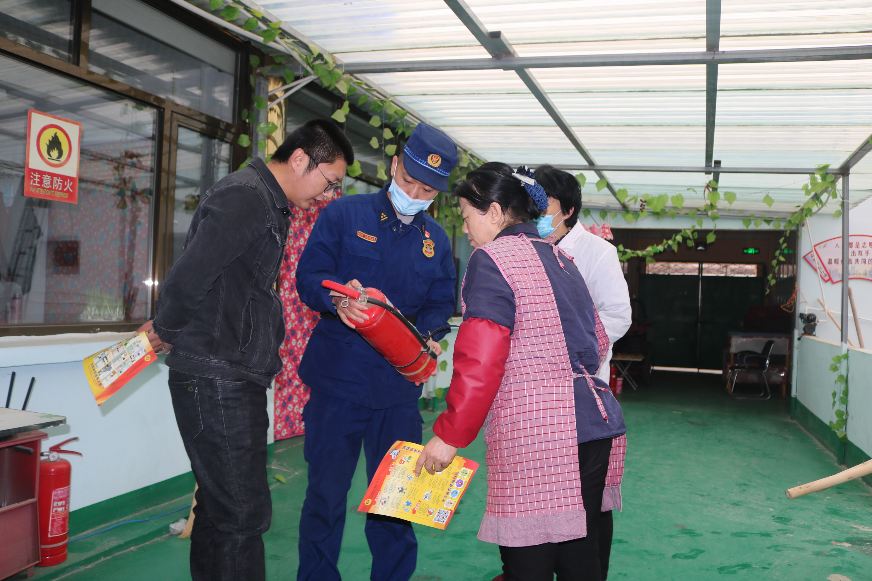 三河市消防员向养老服务中心工作人员宣讲消防安全知识