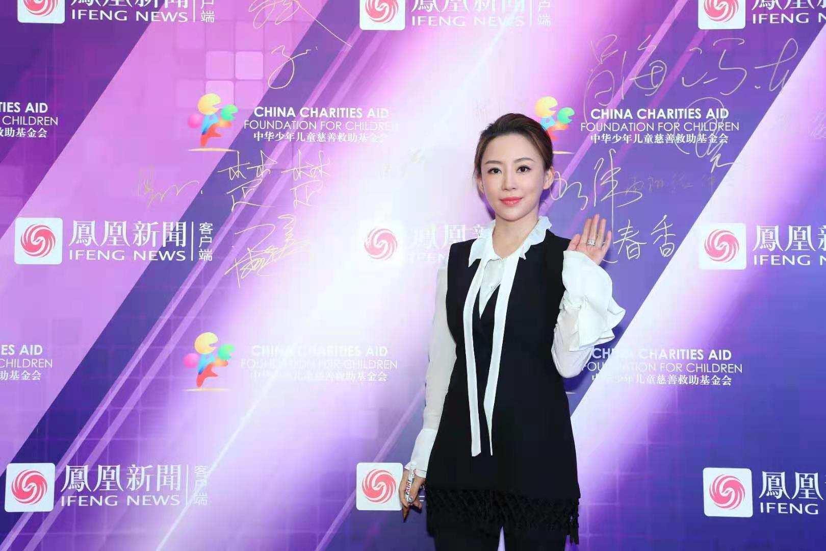 九球天后潘晓婷亮相2017年凤凰网“美丽童行”慈善晚宴红毯
