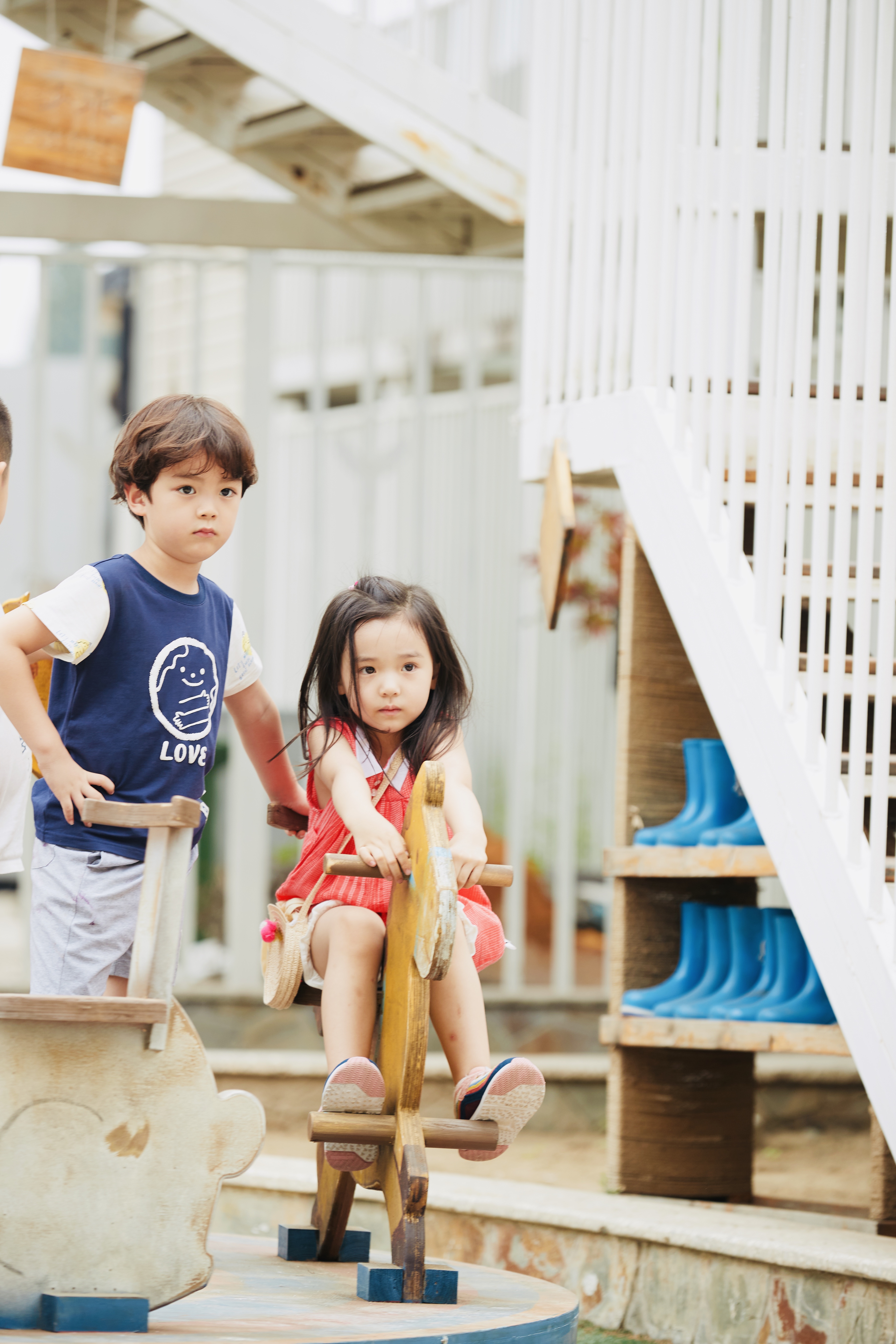 《小逆行者》中的陈天雨与小酒窝。