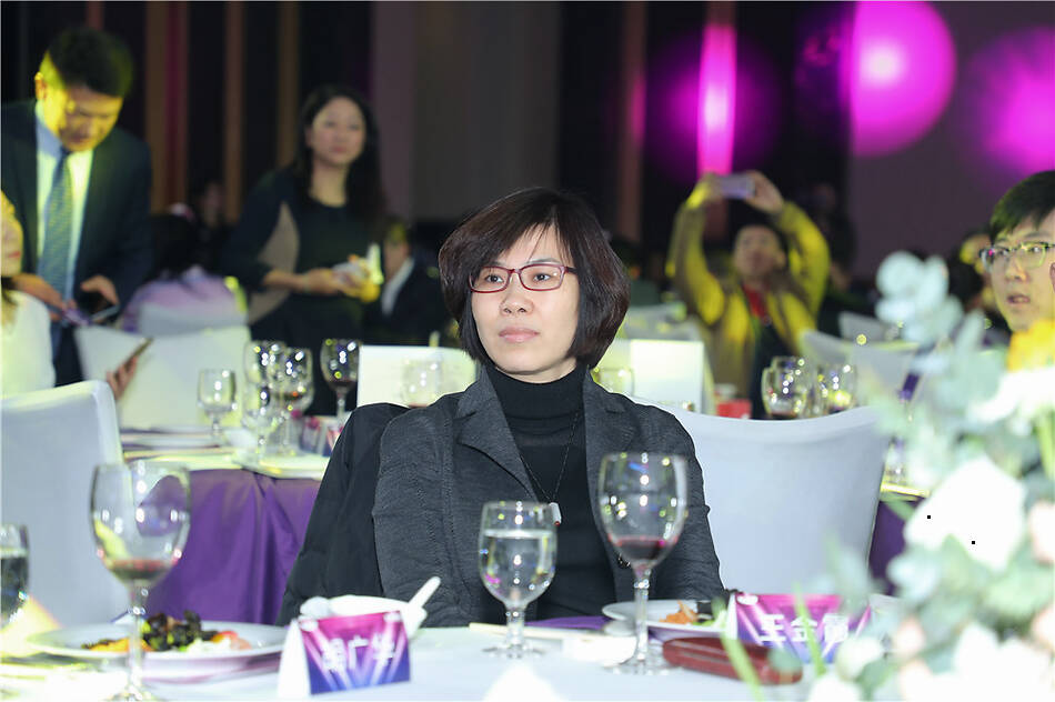 民政部社会事务司王金霞出席2017凤凰网“美丽童行”慈善晚宴