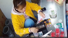 男子便利店用100元找零诈骗被店员当场识破 结局亮了
