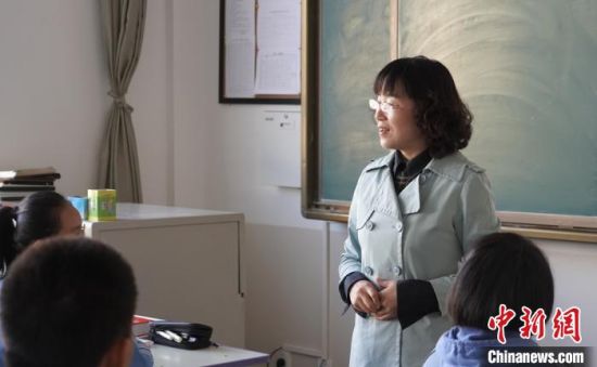 图为贺颖春给孩子们上课（资料图） 肃南县融媒体中心供图