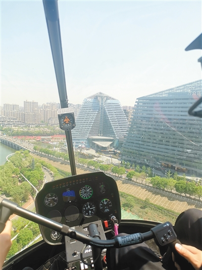 驾驶员开着直升机俯瞰曲江 受访者供图