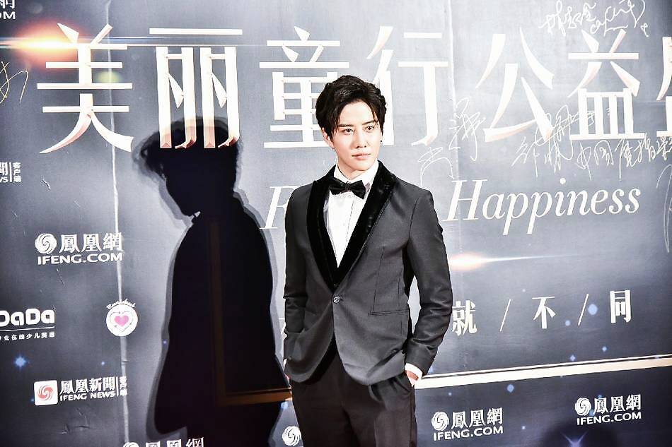 人气偶像Mike Angelo出席2018年凤凰网“美丽童行”公益盛典