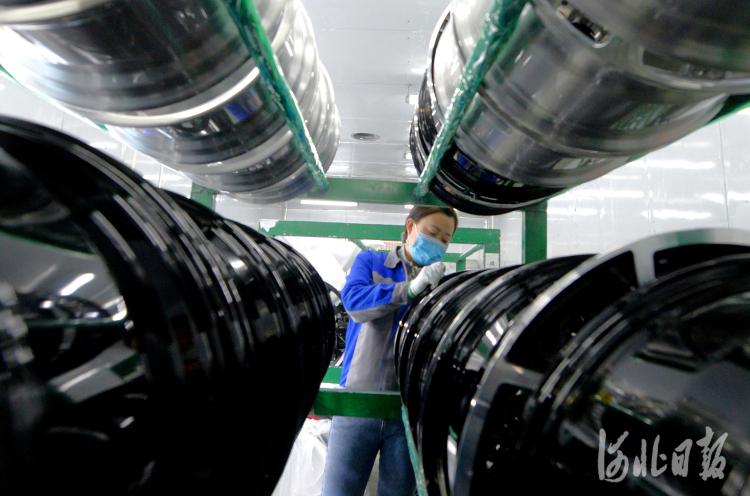 近日，位于威县的河北鸿俊轮毂有限公司的员工在生产线上忙碌。