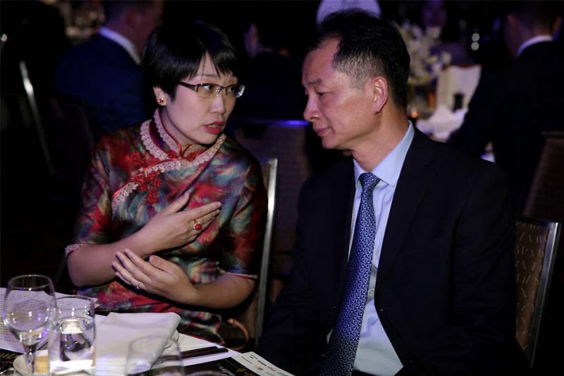 凤凰网副总编辑侯春艳与中华人民共和国驻墨尔本副总领事曾建华在2018凤凰网“美丽童行”慈善晚宴墨尔本站现场亲切交谈