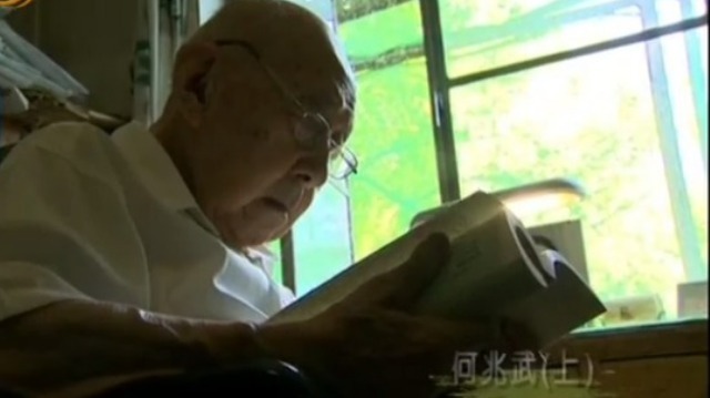 谈及何兆武的生日，许戈辉调侃：你是奔着吃月饼来的