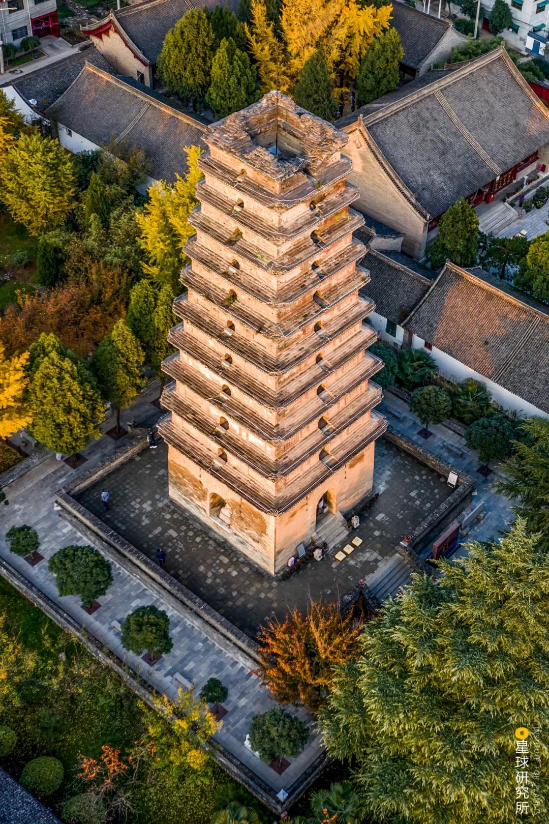 建筑分布于长安的里坊之中最大的一处占据近一坊之地规模之巨可以媲美