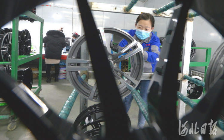 近日，位于威县的河北鸿俊轮毂有限公司的员工在生产线上忙碌。