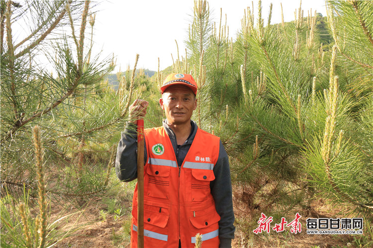 2020年5月21日,连家砭林场塔儿湾林业站“林二代”韩富东。王华 摄