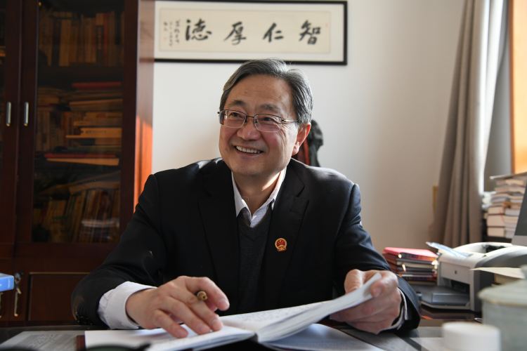 范鹏代表：设立中国人自己的“父亲节”和“母亲节”