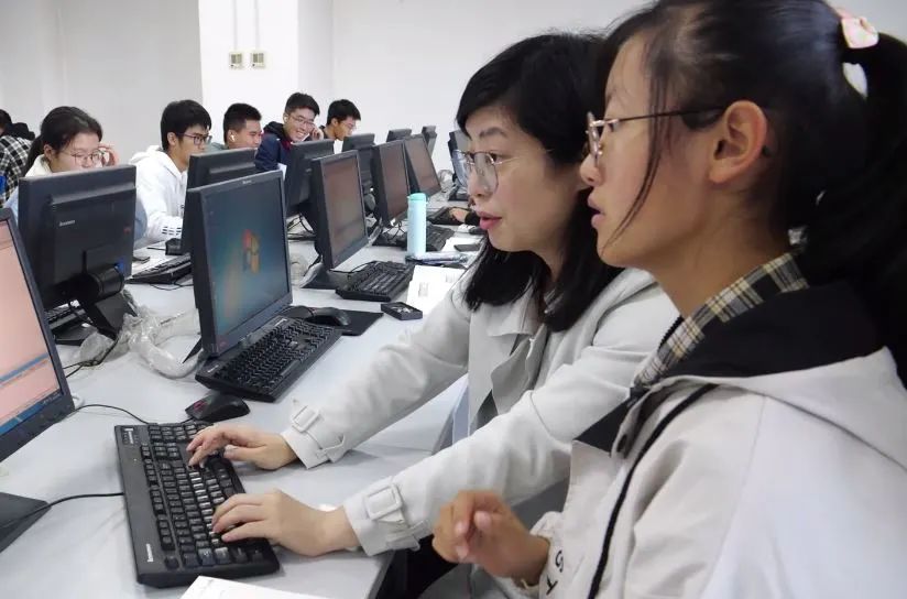 魏英老师指导学生上机实验