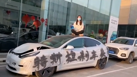 特斯拉Model 3“刹车失灵” 一家四口险丧命！女子站车顶维权