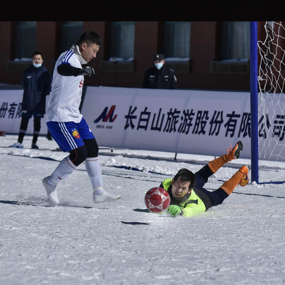 在海拔1680米高原冰雪训练基地  举行吉林省第二届“长白山杯”雪地足球赛