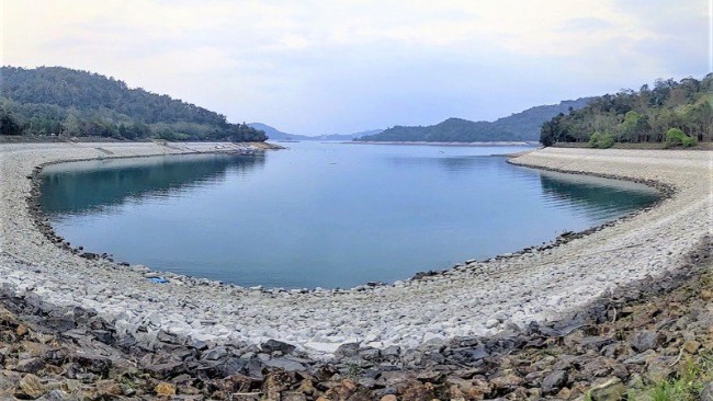 资讯>台湾>正文>日月潭月牙湾水域岸边砾石已露出一大圈蔡英文指出