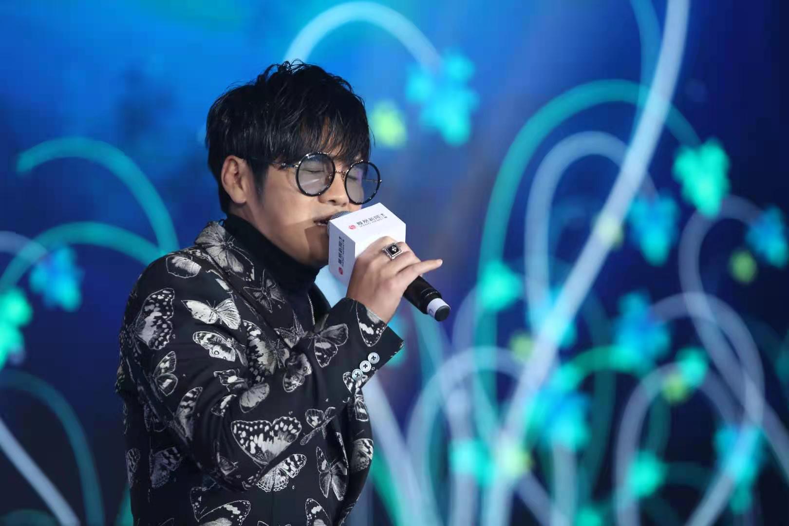 著名歌手曹格在2017凤凰网“美丽童行”慈善晚宴现场演唱歌曲