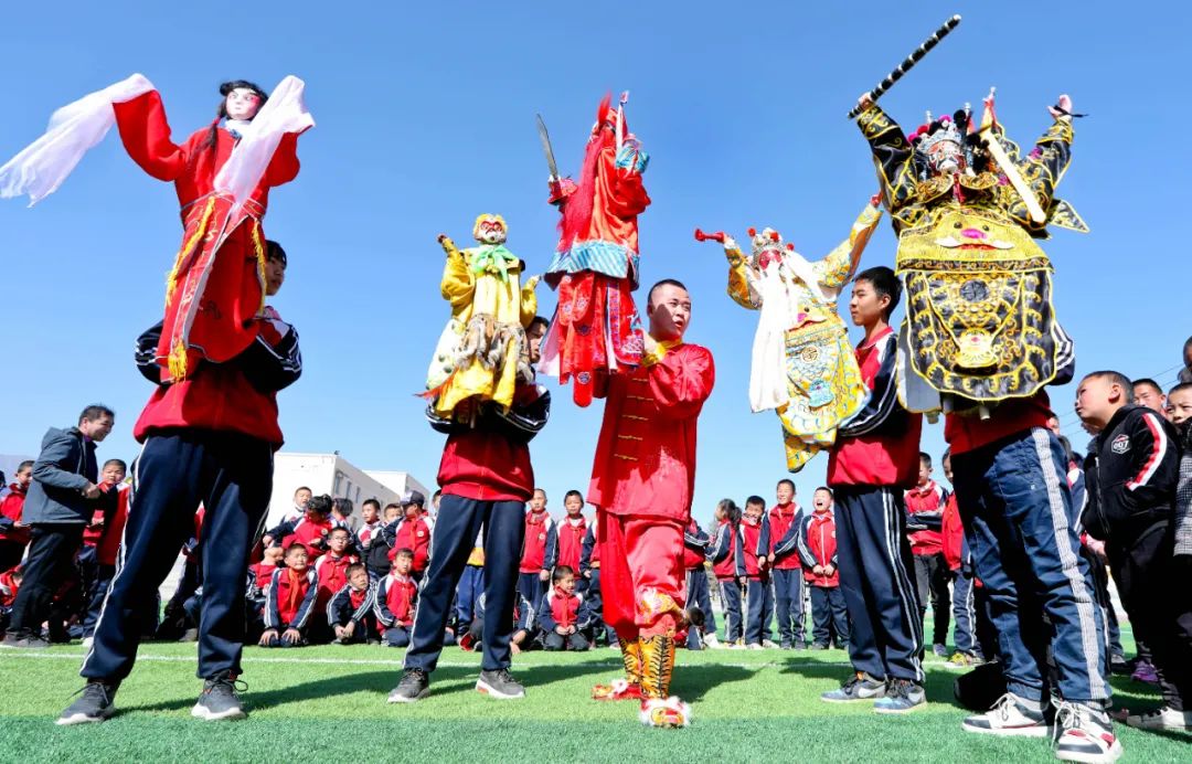 3月11日，非物质文化遗产传承人徐宁向孩子们传授杖头木偶的表演技巧。