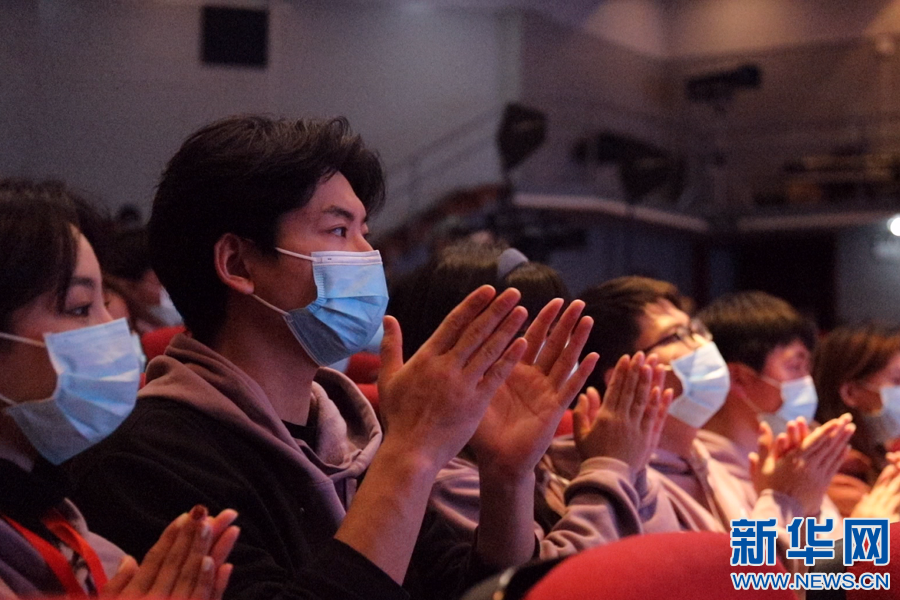 在江西师范大学党史学习教育思政课现场，学生坐在台下认真聆听。新华网 王凯丰 摄