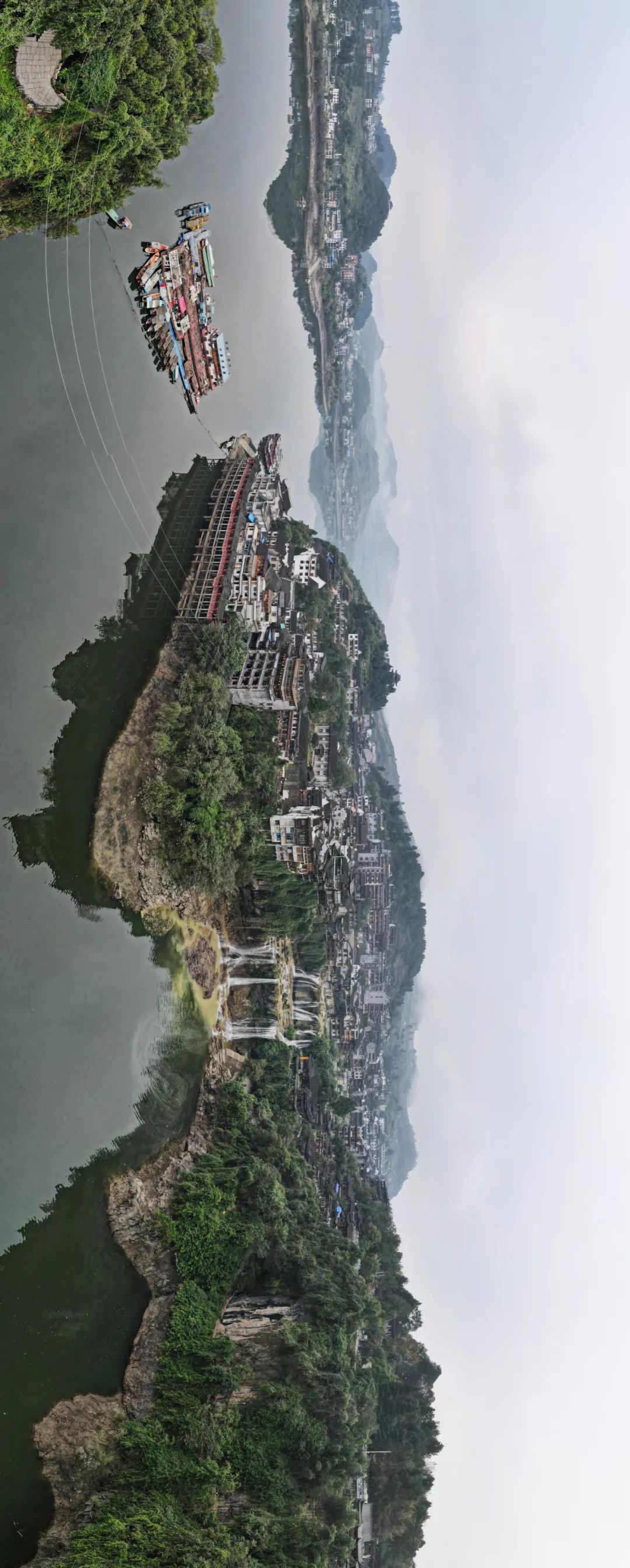 等夜幕降临，天灯亮起，“傍山作屋，如堆蒸糕”的芙蓉镇，似乎又成了《千与千寻》中汤屋的另一个现实版。