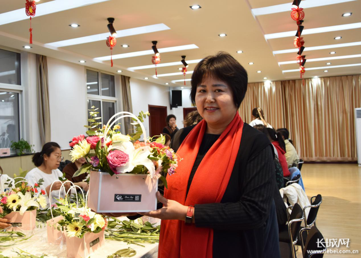 3月5日,女职工在展示自己的插花作品。