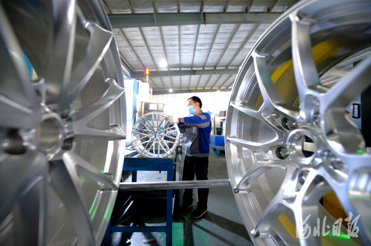 近日，位于威县的河北鸿俊轮毂有限公司的员工在生产线上忙碌。威县构建以制造业为主导的现代工业产业体系。目前，全县规模以上制造业企业达100余家。